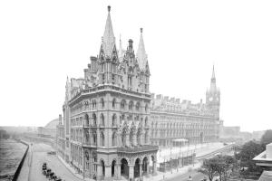 伦敦伦敦圣潘克拉斯万丽酒店的一张旧黑白相间的建筑照片