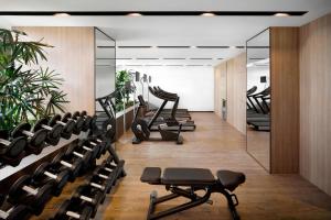 首尔首尔费尔菲尔德客栈酒店的健身房里有很多健身器材