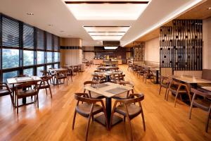 首尔首尔费尔菲尔德客栈酒店的餐厅设有桌椅和窗户。