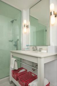 坎布里奇安大略省坎布里奇基奇纳福朋喜来登酒店的一间带水槽和镜子的浴室