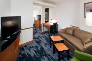 奥兰多奥兰多海洋世界万豪费尔菲尔德套房酒店的带沙发和书桌的客厅