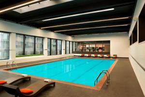 魁北克市魁北克臻品之选PUR酒店的一座带大型游泳池的室内游泳池