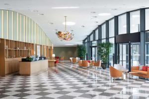 卢布尔雅那卢布尔雅那蒙斯福朋喜来登酒店的办公室大堂设有 ⁇ 制地板