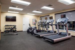 查尔斯顿TownePlace Suites by Marriott Charleston-West Ashley的健身房设有跑步机和平面电视