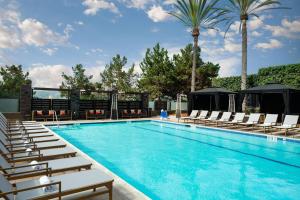 圣地亚哥圣地亚哥德尔马万豪酒店的一个带躺椅的游泳池,棕榈树