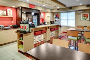 韦斯特莱克Towneplace Suites by Marriott Cleveland Westlake的快餐店,带柜台和凳子