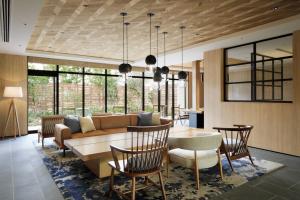 OdaichoFairfield by Marriott Mie Okuise Odai的客厅配有沙发和桌子