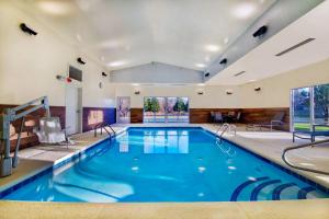 科特兰Fairfield Inn & Suites by Marriott Cortland的游泳池,位于酒店带大型游泳池的客房