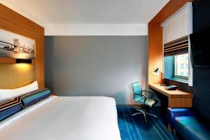 布鲁克林布鲁克林雅乐轩酒店的一间卧室配有一张床、一张桌子和一把椅子