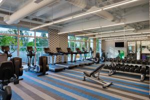 迈阿密迈阿密机场雅乐轩酒店的健身房,配有各种跑步机和机器