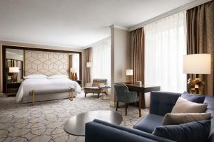 华沙Sheraton Grand Warsaw的配有一张床和一张书桌的酒店客房
