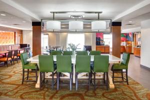 布兰普顿Fairfield Inn & Suites by Marriott Toronto Brampton的一间会议室,配有桌子和绿色椅子