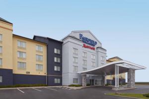 布兰普顿Fairfield Inn & Suites by Marriott Toronto Brampton的停车场酒店形象