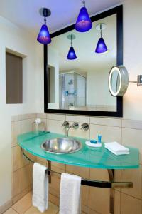纽瓦克雅乐轩硅谷酒店的浴室配有水槽和蓝色灯光