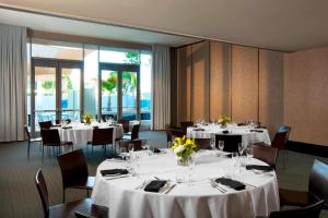 纽瓦克雅乐轩硅谷酒店的用餐室配有桌椅和鲜花