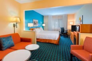 彭萨科拉Fairfield Inn by Marriott Pensacola I-10的酒店客房,配有一张床和两把椅子
