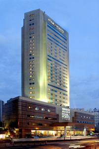 上海上海浦东福朋喜来登由由酒店的一座高大的建筑,上面有很多灯