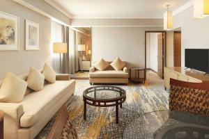 上海上海浦东福朋喜来登由由酒店的客厅配有沙发和桌子