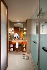上海上海浦东喜来登由由大酒店及公寓的一间带水槽和镜子的浴室