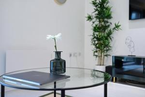 伦敦Khayat Homes - The Cosmo - Two Bed的花瓶上的玻璃桌