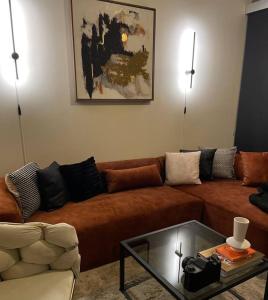 达拉斯Opulence is a way of life的客厅配有棕色沙发和玻璃桌