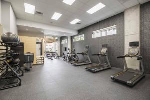 罗切斯特TownePlace Suites By Marriott Rochester Mayo Clinic Area的健身房设有跑步机,健身房提供健身自行车