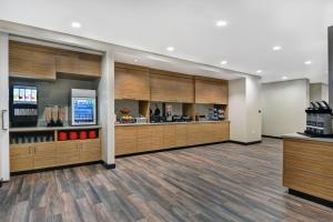 布雷登顿TownePlace Suites by Marriott Sarasota/Bradenton West的大型大堂设有木镶板和等候室