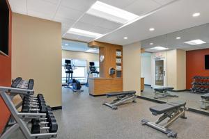布雷登顿TownePlace Suites by Marriott Sarasota/Bradenton West的健身房设有跑步机、健身器材和镜子