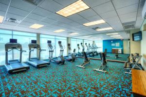圣马科斯圣马科斯奥斯汀万豪费尔菲尔德套房酒店的一间健身房,里面设有跑步机和椭圆机