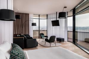 布尔诺布尔诺万怡酒店的一间卧室设有一张床和一间客厅。