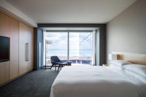 芝加哥芝加哥侯爵万豪酒店的酒店的客房 - 带一张床、椅子和窗户