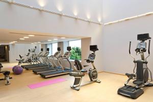 哥印拜陀哥印拜陀费尔菲尔德万豪酒店的健身房,设有一排健身自行车和运动球