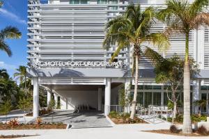 劳德代尔堡AC Hotel by Marriott Fort Lauderdale Beach的一座棕榈树建筑