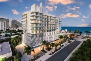 劳德代尔堡AC Hotel by Marriott Fort Lauderdale Beach的海滩上酒店空中景色