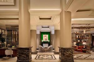 柏林柏灵丽思卡尔顿酒店的大堂设有圆柱和绿色的墙壁