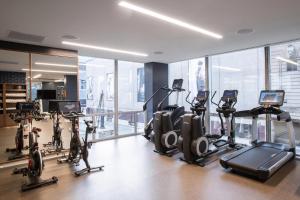 芝加哥Le Meridien Essex Chicago的健身房设有跑步机和椭圆机