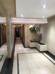 巴拉那Suite BA38 Departamento de Estilo en Microcentro的墙上挂着植物的走廊