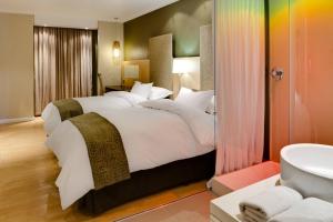 布隆方丹布隆方丹柳树湖万豪Protea酒店的一间带大床的卧室和一间浴室