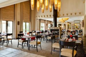 布隆方丹布隆方丹柳树湖万豪Protea酒店的一间带桌椅和吊灯的餐厅