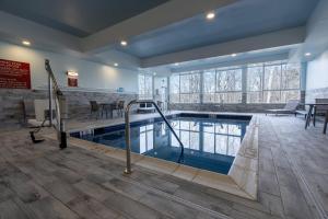 克林顿TownePlace Suites by Marriott Clinton的一座带游泳池的大楼内的大型游泳池