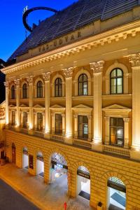 布达佩斯布达佩斯千禧万豪行政公寓的一座带拱门的大型砖砌建筑