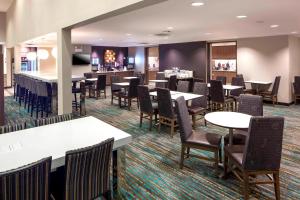 奥兰多奥兰多环球影城万豪酒店的一间带桌椅的餐厅和一间酒吧