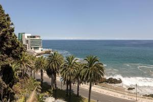 维纳德马喜来登美丽华酒店及会议中心的享有棕榈树海滩和大海的景色