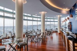 维纳德马喜来登美丽华酒店及会议中心的一间带桌椅的海景餐厅