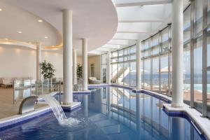 维纳德马喜来登美丽华酒店及会议中心的酒店大堂的游泳池,设有喷泉