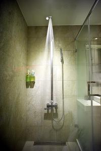 台北丰居旅店-忠孝馆的带淋浴的浴室,带玻璃门