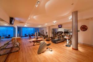 泰塞拉万豪威尼斯机场酒店的健身房里有很多健身器材