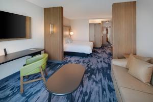 卫斯理堂Fairfield Inn & Suites by Marriott Tampa Wesley Chapel的酒店客房,配有床和沙发