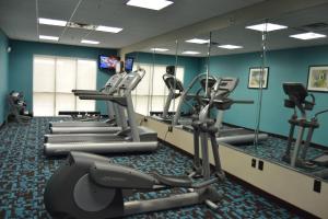 钱诺夫休斯顿钱纳尔维尤费尔菲尔德套房客栈的健身房设有数台跑步机和镜子