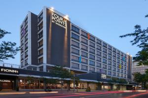 温莎Four Points by Sheraton Windsor Downtown的酒店前面的 ⁇ 染